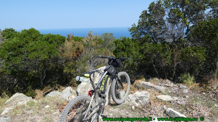 Desert des Agriates in mountain bike