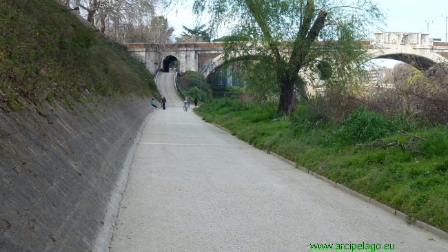 Roma: Pista ciclabile sul Tevere